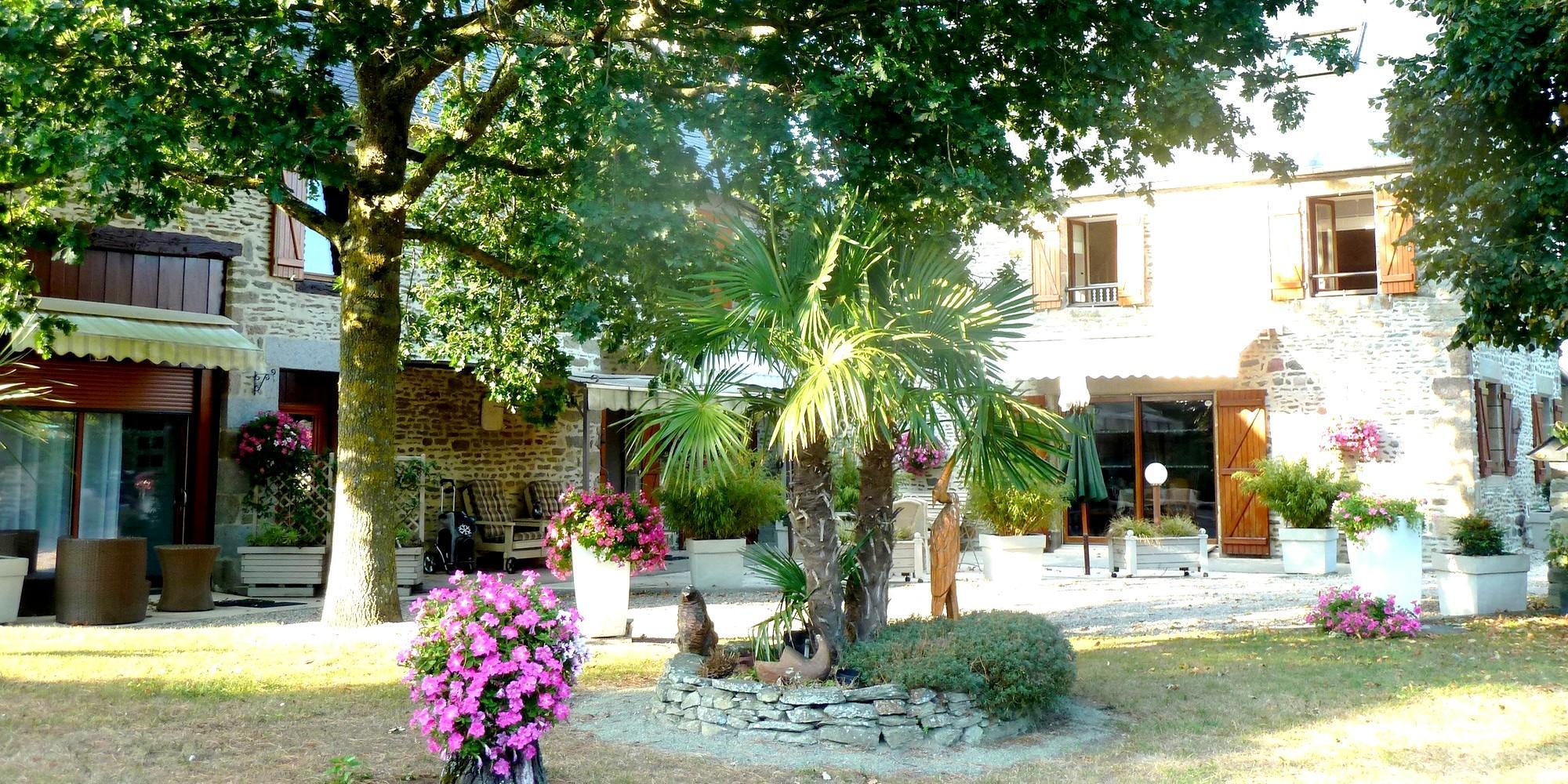 La maison d'hôtes Les Bruyères du Mont vous accueille dans la Baie du Mont Saint Michel 12 km du Mont St Michel entre St Malo et Granville Nous vous proposons un séjour entre Bretagne et Normandie au sein de 4 chambres et un gîte de charme.