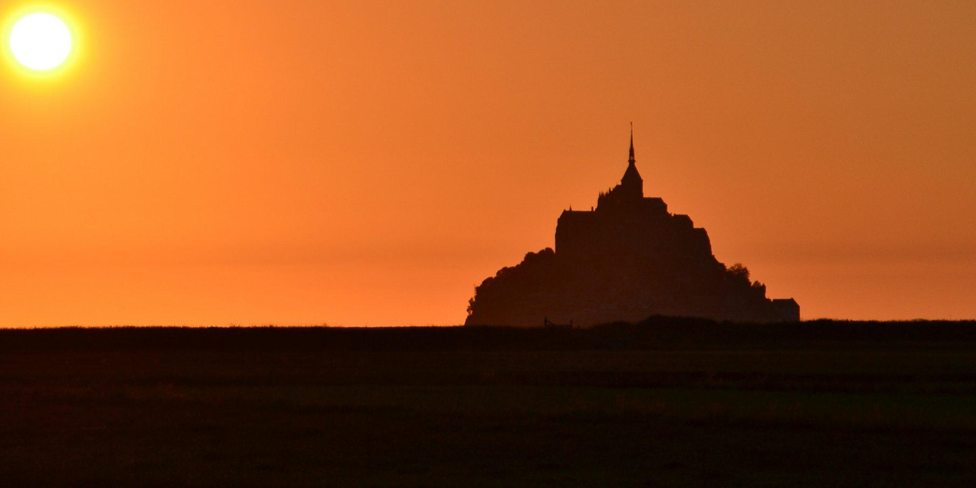 La maison d'hôtes Les Bruyères du Mont vous accueille dans la Baie du Mont Saint Michel 12 km du Mont St Michel entre St Malo et Granville  Nous vous proposons un séjour entre Bretagne et Normandie au sein de 4 chambres  et un gîte de charme. 