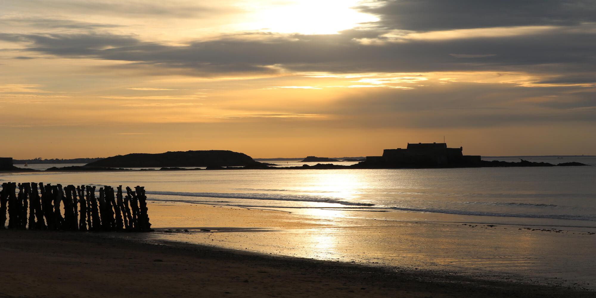 La maison d'hôtes Les Bruyères du Mont vous accueille dans la Baie du Mont Saint Michel 12 km du Mont St Michel entre St Malo et Granville Nous vous proposons un séjour entre Bretagne et Normandie au sein de 4 chambres et un gîte de charme.