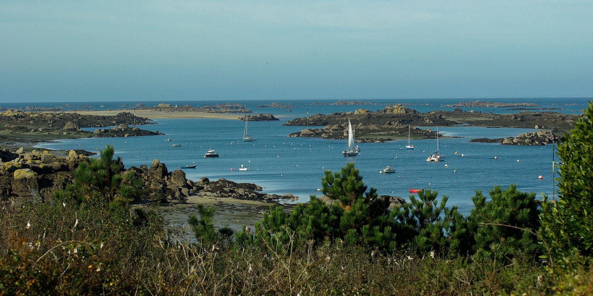 La maison d'hôtes Les Bruyères du Mont vous accueille dans la Baie du Mont Saint Michel 12 km du Mont St Michel entre St Malo et Granville Nous vous proposons un séjour entre Bretagne et Normandie au sein de 4 chambres et un gîte de charme.