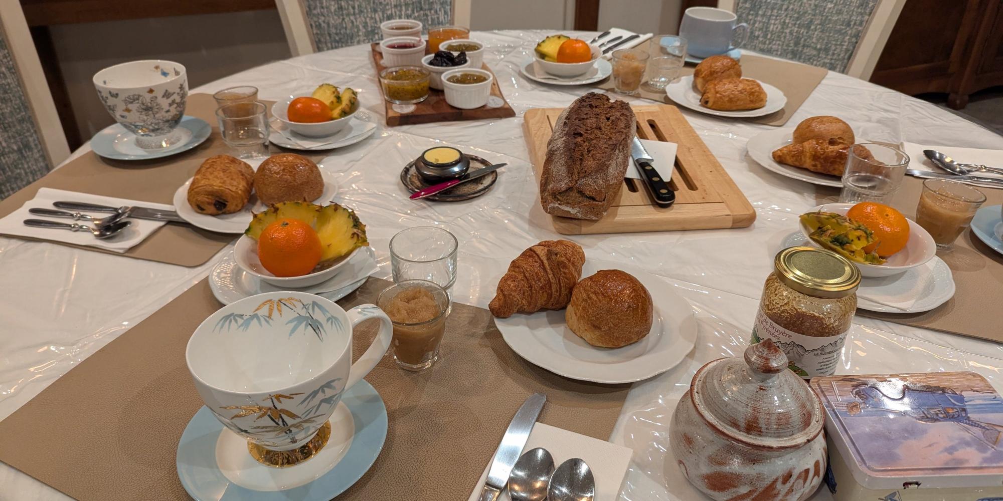La maison d'hôtes Les Bruyères du Mont vous accueille dans la Baie du Mont Saint Michel 12 km du Mont St Michel entre St Malo et Granville  Nous vous proposons un séjour entre Bretagne et Normandie au sein de 4 chambres  et un gîte de charme. 