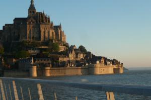 La maison d'hôtes Les Bruyères du Mont vous accueille dans la Baie du Mont Saint Michel 12 km du Mont St Michel entre St Malo et Granville  Nous vous proposons un séjour entre Bretagne et Normandie au sein de 4 chambres  et un gîte de charme. 