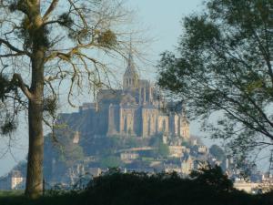 La maison d'hôtes Les Bruyères du Mont vous accueille dans la Baie du Mont Saint Michel 12 km du Mont St Michel entre St Malo et Granville  Nous vous proposons un séjour entre Bretagne et Normandie au sein de 4 chambres  et un gîte de charme. 