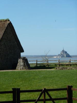 La maison d'hôtes Les Bruyères du Mont vous accueille dans la Baie du Mont Saint Michel 12 km du Mont St Michel entre St Malo et Granville  Nous vous proposons un séjour entre Bretagne et Normandie au sein de 4 chambres  et un gîte de charme. 